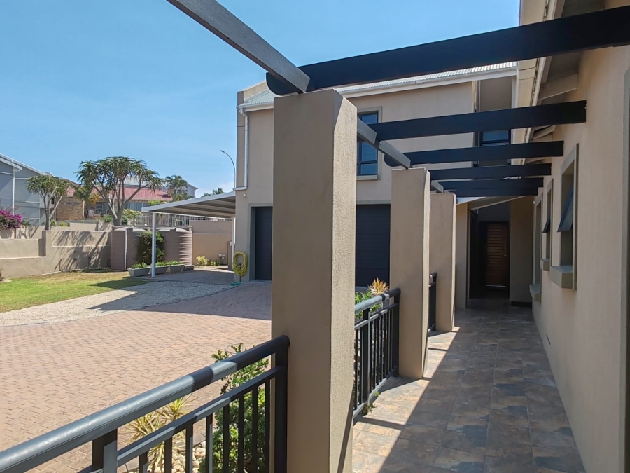 5 Bedroom Property for Sale in Wavecrest Eastern Cape